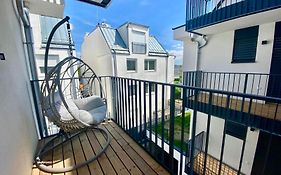 Modern Apartment With Balcony & Free Parking - Nearby Metro
